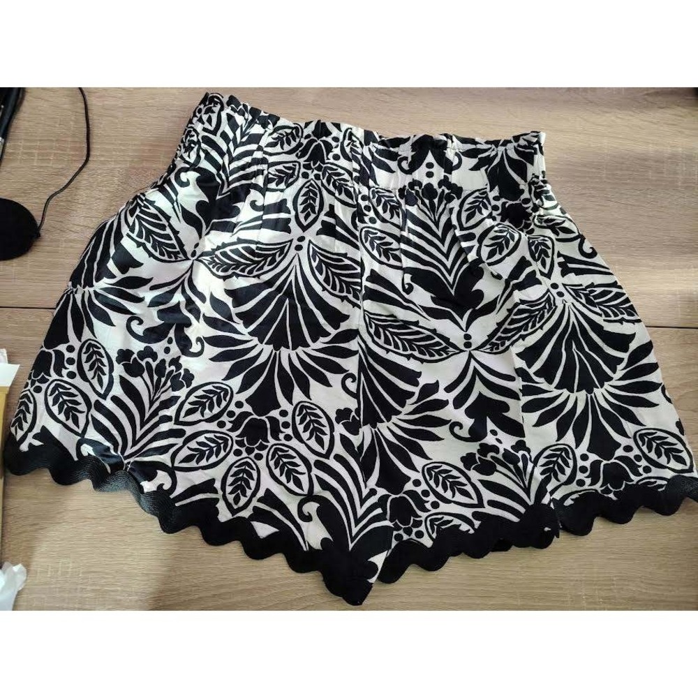 CUPSHE Black White Floral Print Scalloped Hem Shorts Women's Size M